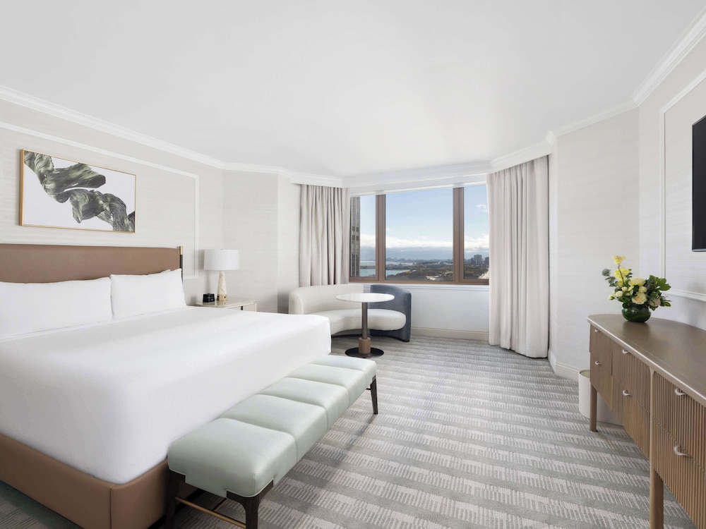 Fairmont Chicago at Millennium Park Gold Experience, Chicago